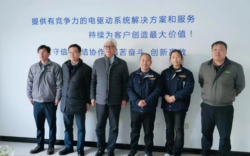 Тепло приветствуя старых друзей с искренними сердцами | Честный Эдрайв тепло принимает лидеров Кларка