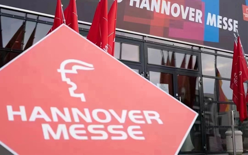 Генеральный консул Китая, торговый директор Шаньдуна, инспектирование выставки в Гамбурге